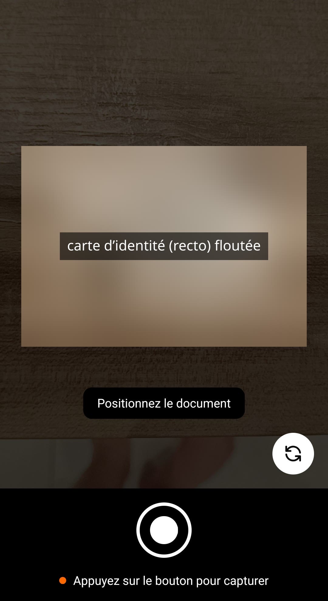 Écran mobile : recto de la pièce d'identité cadré (image floutée pour anonymisation)
