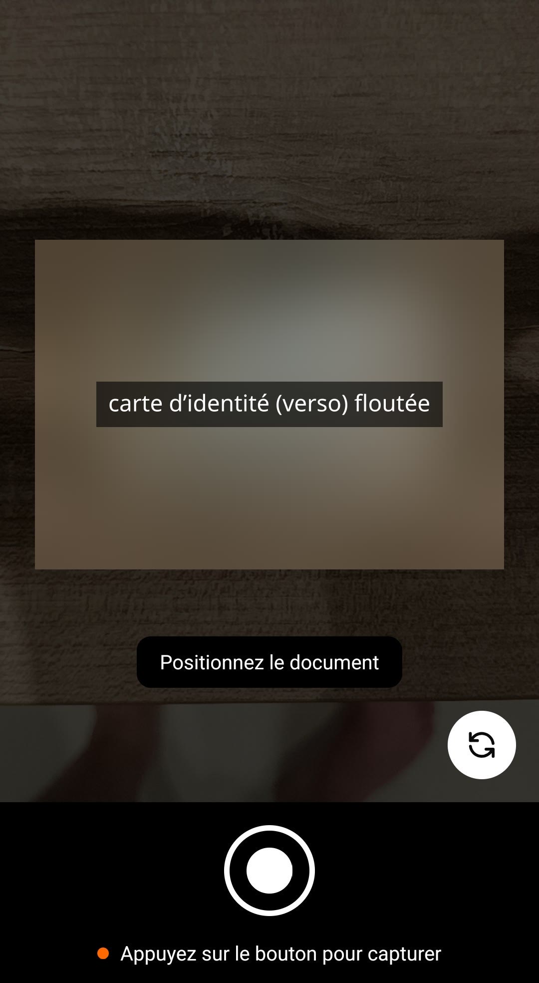Écran mobile : verso de la pièce d'identité cadré (image floutée pour anonymisation)